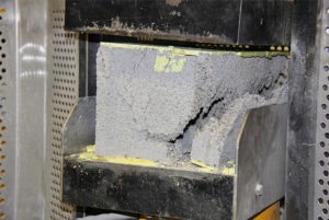Test à l'écrasement laboratoire usine blocs béton FLERS 2 Contrôle résistance blocs béton